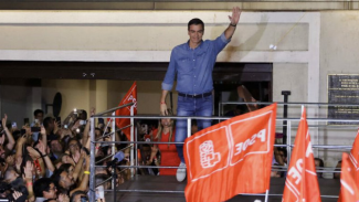 Pedro Sánchez celebrando los resultados en Ferraz